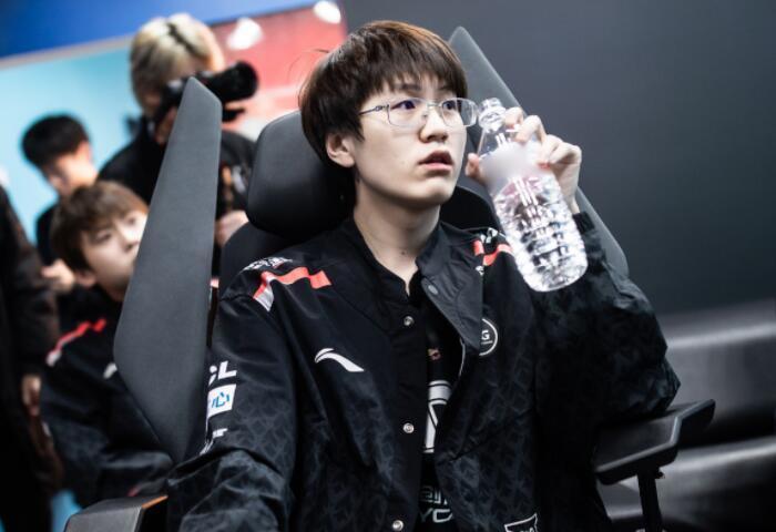 通过结合现 通过结合现