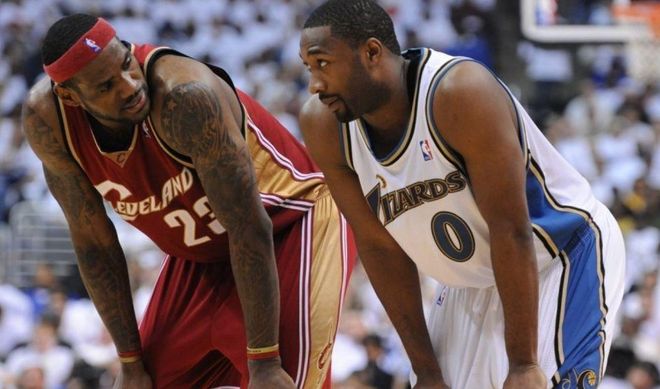 词分布得更 词分布得更