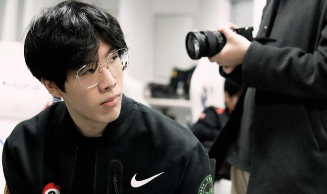 瞬间拉扯就